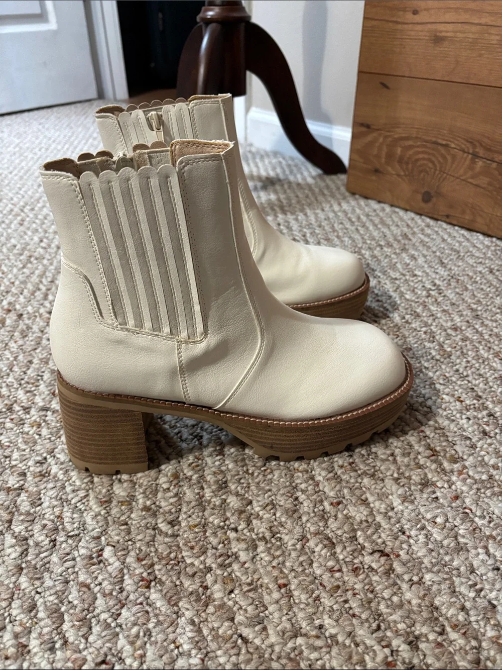 Oasis Society sz 8.5 Aubrey off-white platform panel boots